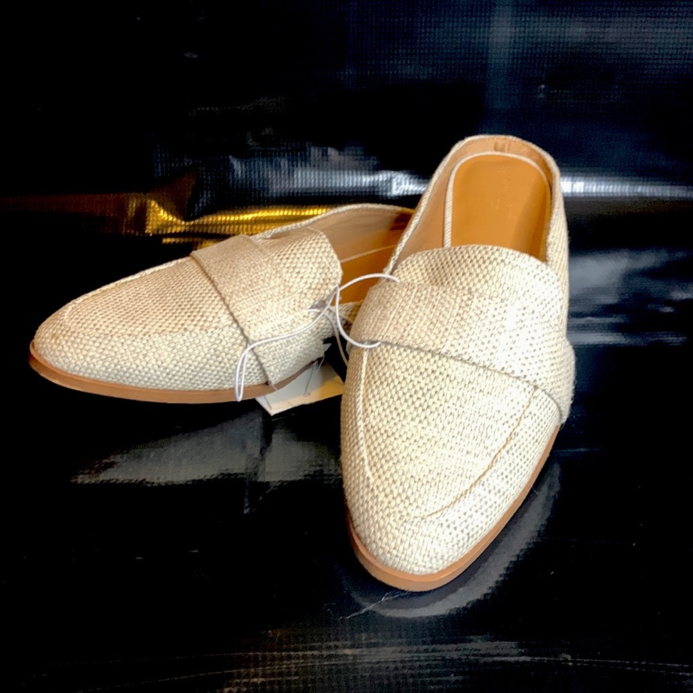Universal Thread women’s size 8.5 cream flats with memory foam cushioning.